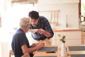 4 modi in cui gli uomini possono diventare caregiver familiari migliori